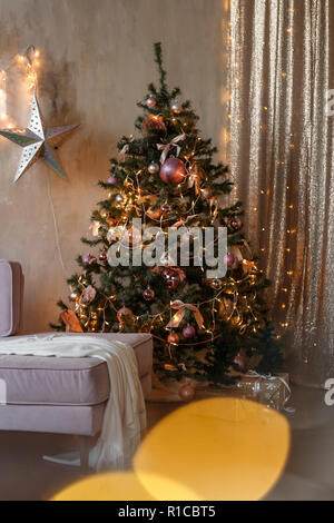 Dunkle Zimmer für Weihnachten mit Baum und Lichtern geschmückt Stockfoto