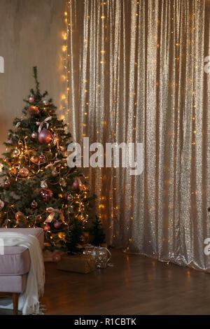 Dunkle Zimmer für Weihnachten mit Baum und Lichtern geschmückt Stockfoto