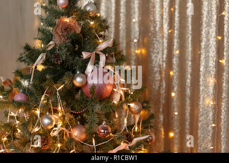 Schöne Farbe Weihnachtsschmuck hängen Weihnachtsbaum mit glänzenden Blendung Stockfoto