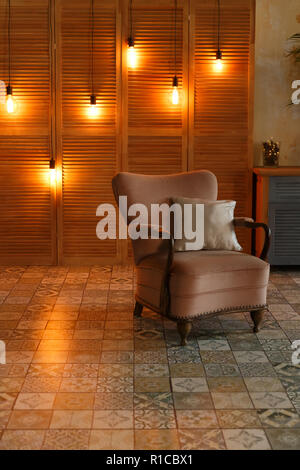 Schöner geschmückter Weihnachtsbaum mit bunten verpackt Geschenke unter