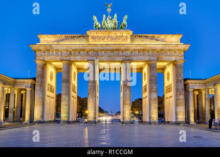 Das Brandenburger Tor in Berlin in der Morgendämmerung Stockfoto