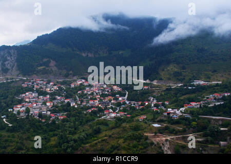 Metsovo Dorf (Griechenland) von oben gesehen Stockfoto