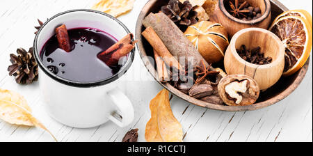 Glühwein, heiße Getränke und Gewürze im rustikalen Tassen auf rustikalen Hintergrund Stockfoto