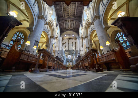 OXFORD, England - 15. MAI 2009: Im Innenraum der Christ Church Cathedral. Der Blick durch das Langhaus zum Chor, Altar und die Rosette. O Stockfoto