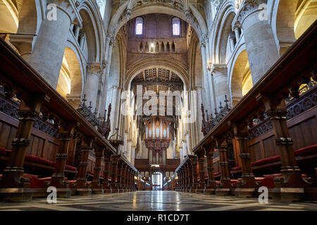 OXFORD, England - 15. MAI 2009: Im Innenraum der Christ Church Cathedral. Der Blick durch das Kirchenschiff aus dem Altarraum zum Eingang (Narthex) und/oder Stockfoto