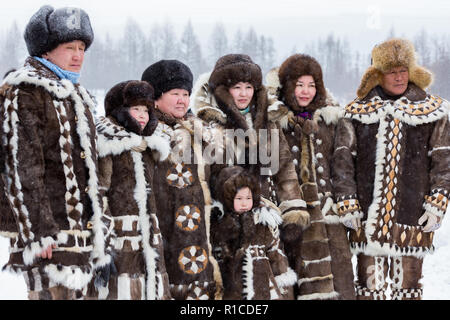 Neryungri Iengra, Bezirk, Jakutien, Russland. März 5, 2016 Evenk Familie in Trachten bei der Feier der Rentiere Stockfoto