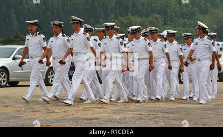 Beidaihe, China. August 11, 2012. Die junge chinesische Seeleute marschieren Bildung Stockfoto