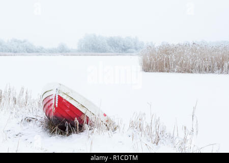 Winterlichen See Landschaft mit einem Boot auf den Strand Stockfoto