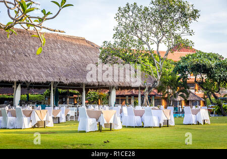 Stühle und Tische für Garden Party vorbereitet Stockfoto