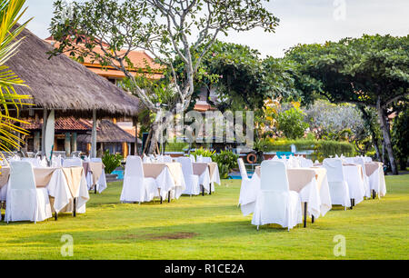 Stühle und Tische für Garden Party vorbereitet Stockfoto