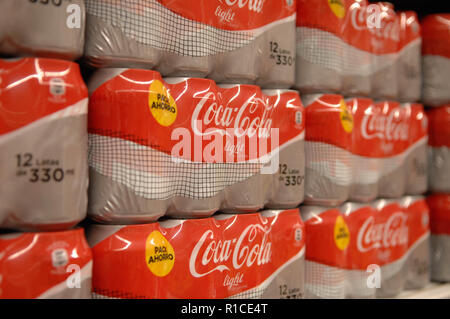 Packungen mit Coca Cola, Cola, Soda Stockfoto