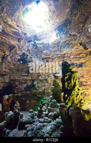 Grotta di Castellano, Apulien, Italien - beeindruckende Steinformationen durch ein Loch leuchtet Stockfoto