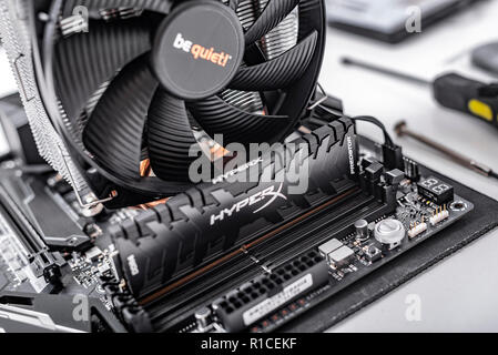 Grundplatte, mit eingebaute Kühler und RAM. Eine PC bauen. Stockfoto