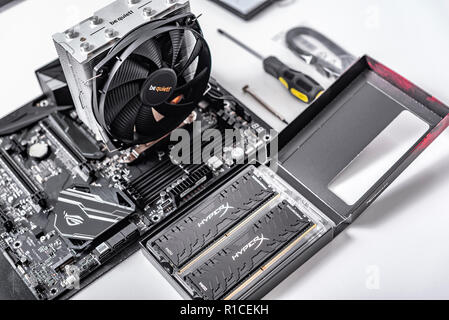 Grundplatte, mit eingebaute Kühler und RAM. Eine PC bauen. Stockfoto