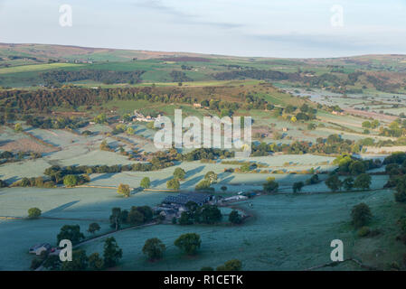 Eine kühle Herbstmorgen in der Taube Tal um Crowdecote, Buxton, England. Eine schöne Gegend des Peak District. Stockfoto