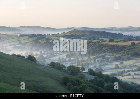 Eine kühle Herbstmorgen in der Taube Tal um Crowdecote, Buxton, England. Eine schöne Gegend des Peak District. Stockfoto