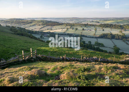 Eine kühle Herbstmorgen in der Taube Tal um Crowdecote, Buxton, England. Eine schöne Gegend des Peak District. Stockfoto