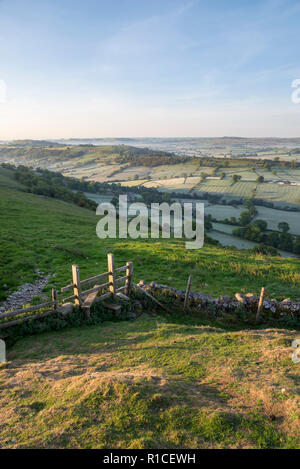 Eine kühle Herbstmorgen in der Taube Tal um Crowdecote, Buxton, England. Eine schöne Gegend des Peak District. Stockfoto