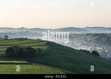 Eine kühle Herbstmorgen in der Taube Tal um Crowdecote, Buxton, England. Eine schöne Gegend des Peak District. Stockfoto