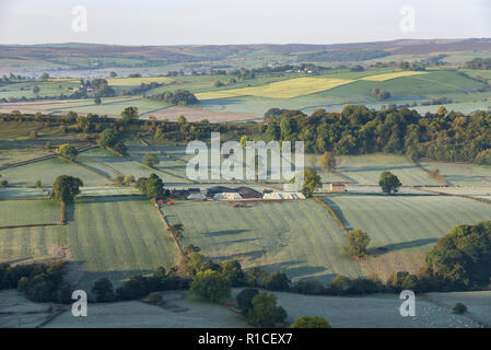 Eine kühle Herbstmorgen in der Taube Tal um Crowdecote, Buxton, England. Eine schöne Gegend des Peak District. Stockfoto