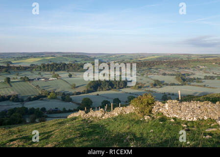 Eine kühle Herbstmorgen in der Taube Tal um Crowdecote, Buxton, England. Eine schöne Gegend des Peak District. Stockfoto