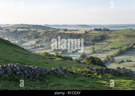 Eine kühle Herbstmorgen in der Taube Tal um Crowdecote, Buxton, England. Eine schöne Gegend des Peak District. Stockfoto