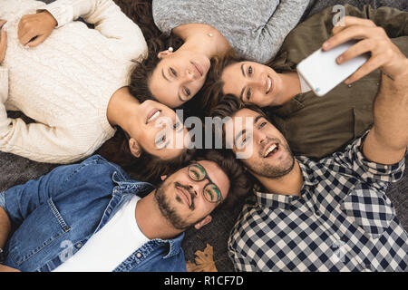 Mit Freunden im Park Spaß und bilden eine Gruppe selfie Stockfoto