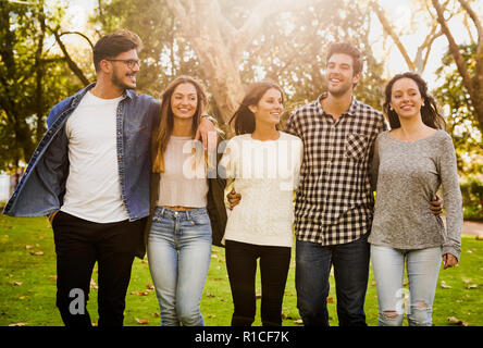 Eine Gruppe von Freunden einen tollen Tag im Park Stockfoto