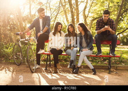 Gruppe von Studenten im Park Spaß zusammen Stockfoto