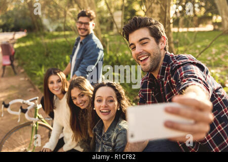 Gruppe von Studenten im Park Spaß zusammen in einem selfie makign Stockfoto