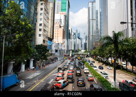 Verkehr Straße mit chinesischen Leute fahren und reiten Sie auf Harbour Road, Wan Chai am 9. September 2018 in Hongkong, China Stockfoto