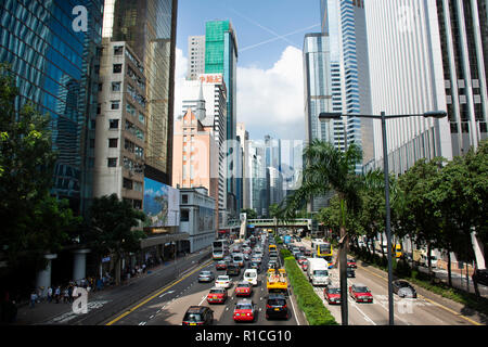 Verkehr Straße mit chinesischen Leute fahren und reiten Sie auf Harbour Road, Wan Chai am 9. September 2018 in Hongkong, China Stockfoto