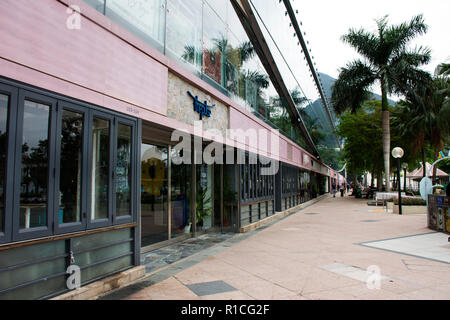 Chinesen und ausländischen Reisenden zu Fuß besuchen und Einkaufen am Puls Einkaufszentrum an der Beach Road entspannen Sie sich in der Repulse Bay am 9. September 2018 in Stockfoto