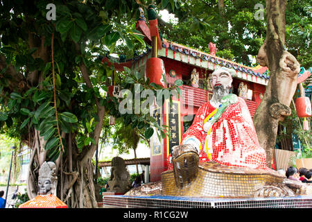 Chinesische Gottheit sitzen auf Schildkröte Statuen für Menschen besuchen und Respekt zu beten, die der Tin Hau Tempel oder Kwun Yam Heiligtum in Repulse Bay am 9. September 2018 in H Stockfoto