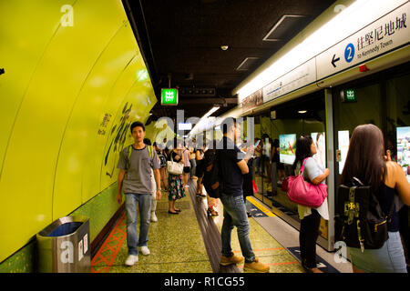 Das chinesische Volk und fremde Reisende warten mit nach oben und unten Zug der U-Bahn im U-Bahnhof Mong Kok am 9. September 2018 in Hongkong K Stockfoto