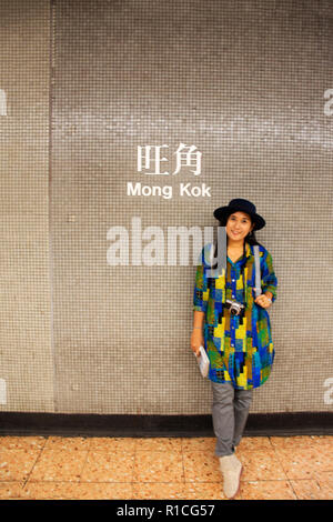 Reisende thai Frau posiert für ein Foto an der Wand in Mong Kok Bahnhof in Kowloon Insel am 9. September 2018 in Hongkong, China Stockfoto