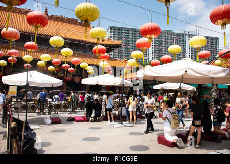 Chinesische und ausländische Menschen reisen, besuchen und den Respekt der chinesischen beten Gott und Engel im Wong Tai Sin Tempel in Kowloon Insel am 9. September 2018 in Stockfoto