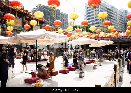 Chinesische und ausländische Menschen reisen, besuchen und den Respekt der chinesischen beten Gott und Engel im Wong Tai Sin Tempel in Kowloon Insel am 9. September 2018 in Stockfoto