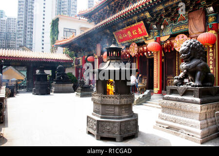 Chinesische und ausländische Menschen reisen, besuchen und den Respekt der chinesischen beten Gott und Engel im Wong Tai Sin Tempel in Kowloon Insel am 9. September 2018 in Stockfoto