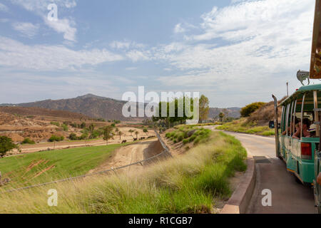 Afrikanische Steppe Bereich der San Diego Zoo Safari Park, Escondido, CA, Vereinigte Staaten von Afrika Straßenbahn mit dem Bus. Stockfoto