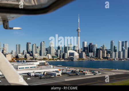 Blick auf die Skyline von Toronto, wie sie von Billy Bishop Flughafen Toronto, Kanada. Stockfoto