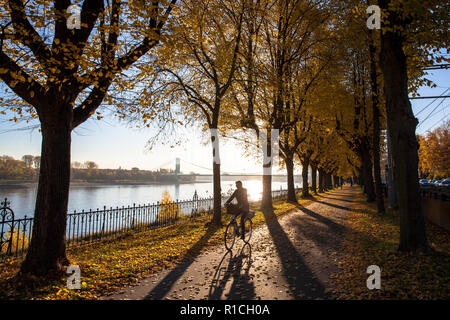 Fahrrad- und Fußgängerweg auf der Straße Oberländer Ufer im Stadtteil Marienburg, im Hintergrund der Rodenkirchener Brücke, Köln, Deutschland. Stockfoto