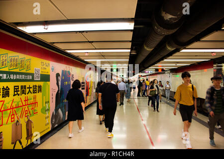 Chinesen und fremden Reisenden zu Fuß im Terminal in den Untergrund gehen zu Personenzug in Yau Ma Tei der U-Bahn Station am 10. September 2018 in Hon Stockfoto