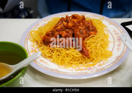 Ei Nudeln und süßen Soße bein Schweinefleisch mit Suppe Hong Kong Stil in einem lokalen Restaurant in Hongkong, China Stockfoto