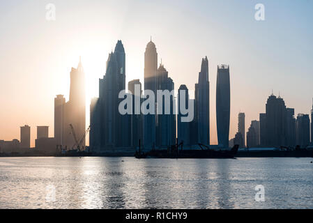 Sonnenaufgang Blick auf Dubai Marina Towers Stockfoto