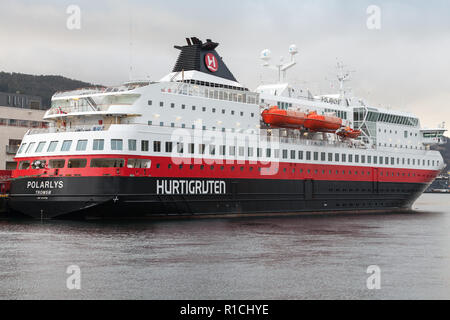 Bergen, Norwegen - 14. Dezember 2017: Passagierfähre Polarlys betrieben von Hurtigruten Reederei steht in den Hafen von Trondheim günstig Stockfoto