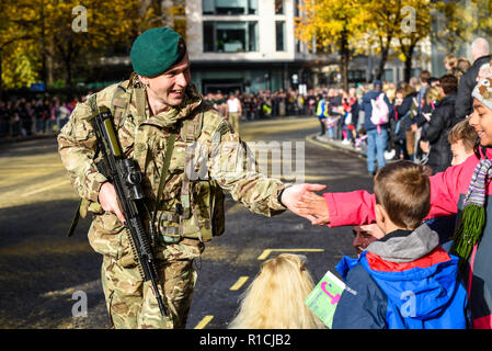 Britischer Soldat der Royal Marines finden Stadt London an des Herrn Bürgermeister Show Parade, London, Großbritannien 2018 Stockfoto