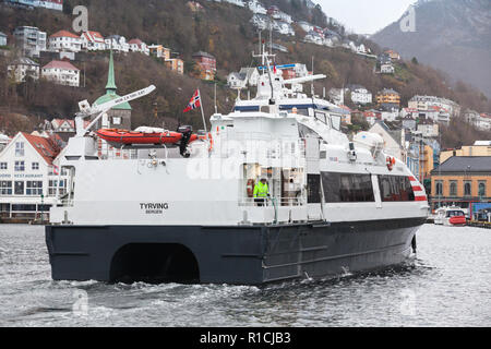 Bergen, Norwegen - 17. Dezember 2017: Passagierfähre Tyrving tritt in den Hafen von Bergen. Stockfoto