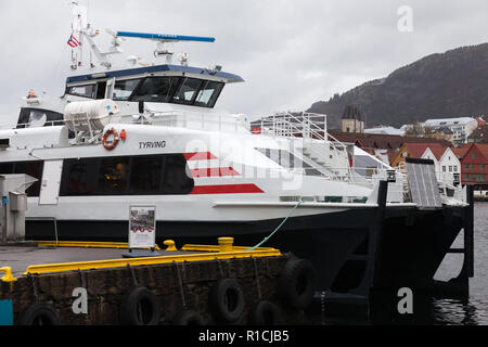 Bergen, Norwegen - 17. Dezember 2017: Tyrving Fähre den Hafen von Bergen günstig Stockfoto