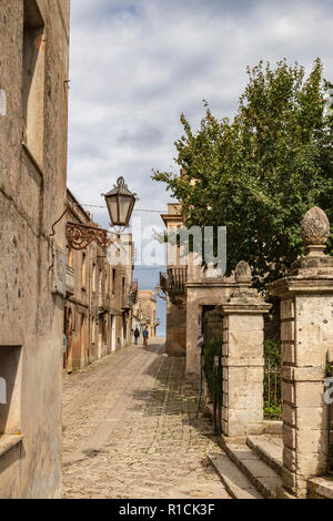 Schmale Straße mit Kopfsteinpflaster in der mittelalterlichen Festungsstadt Erice, Sizilien, Süditalien. Stockfoto